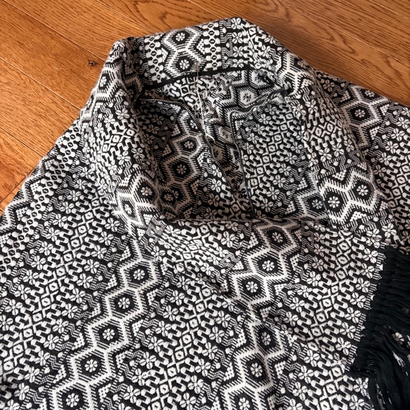 Vintage 1960’s/70’s Black & White Geometric Fringe Poncho - Picture 5 of 6